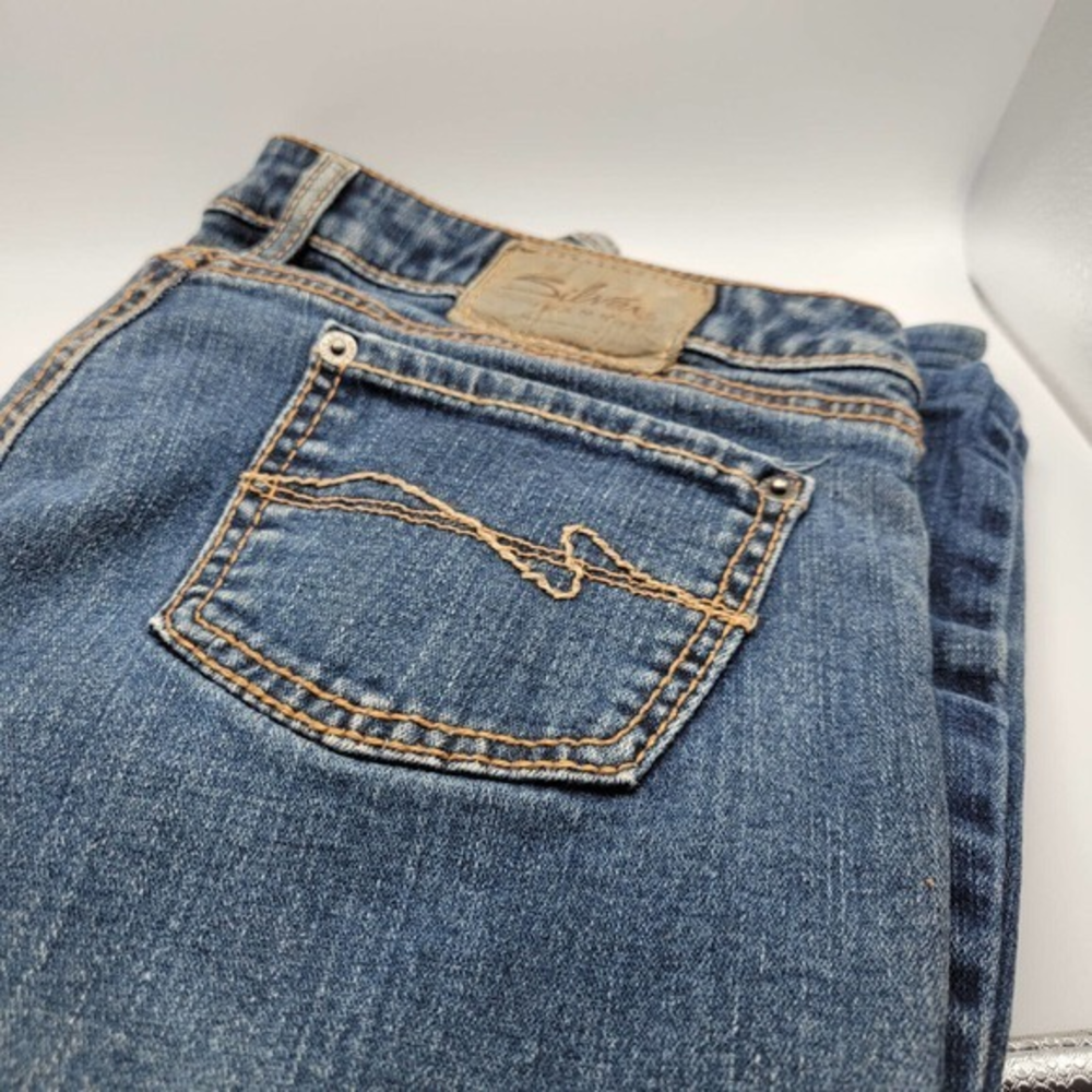 Silver‎ Blue Jeans Size 28/31 with Back Pocket Embellishments